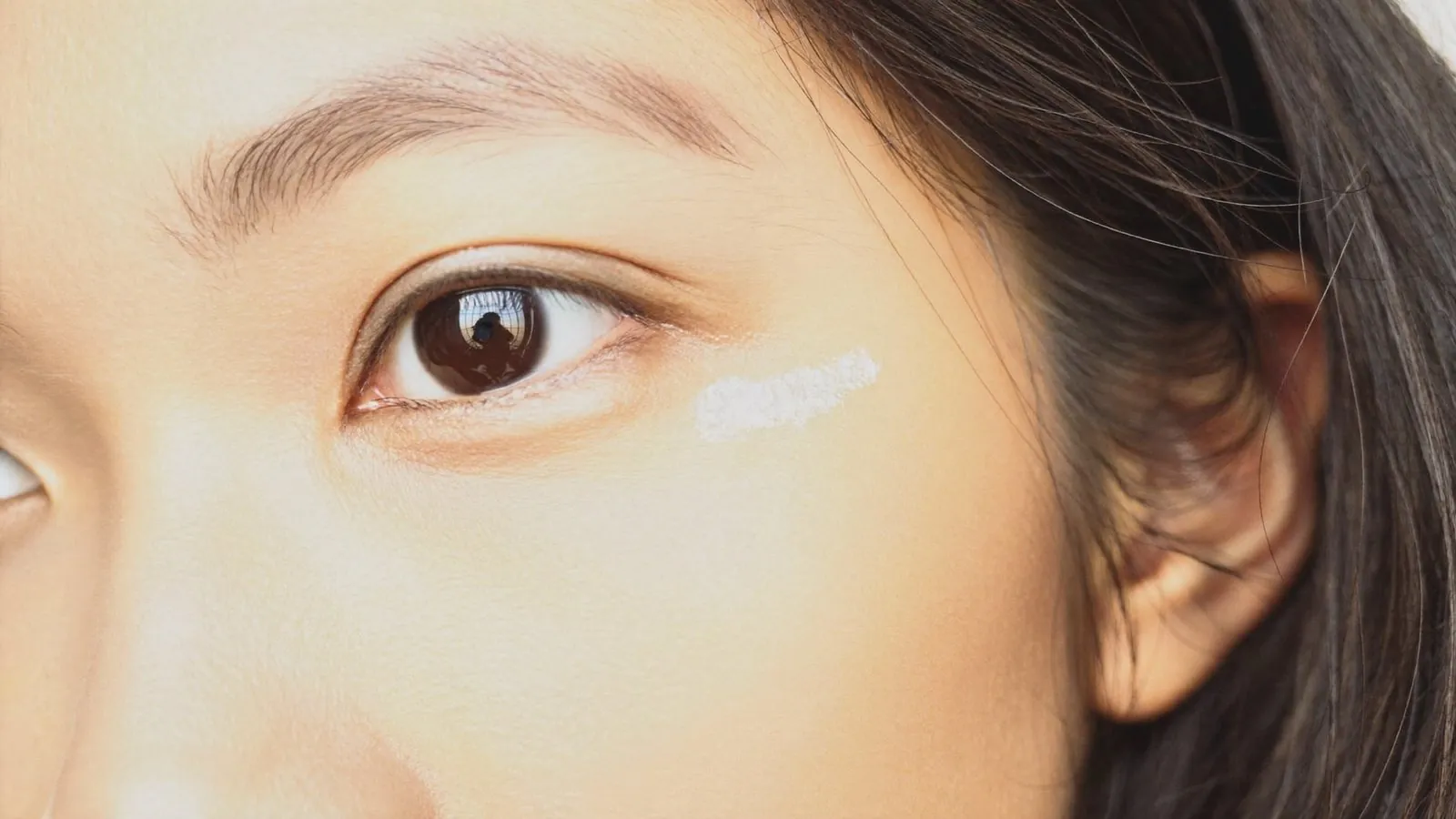 Dr Sin Yong discussing the anatomy of the eye area during an assessment