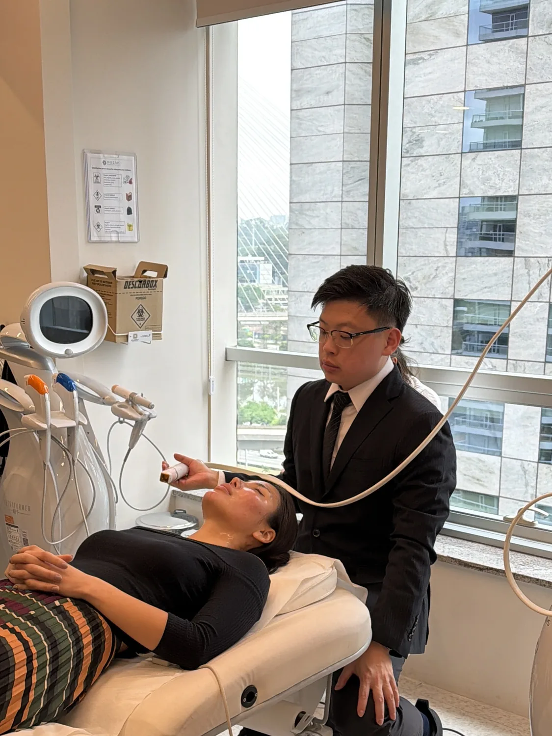 Dr Sin Yong demonstrating Volnewmer handpiece vector technique on a model