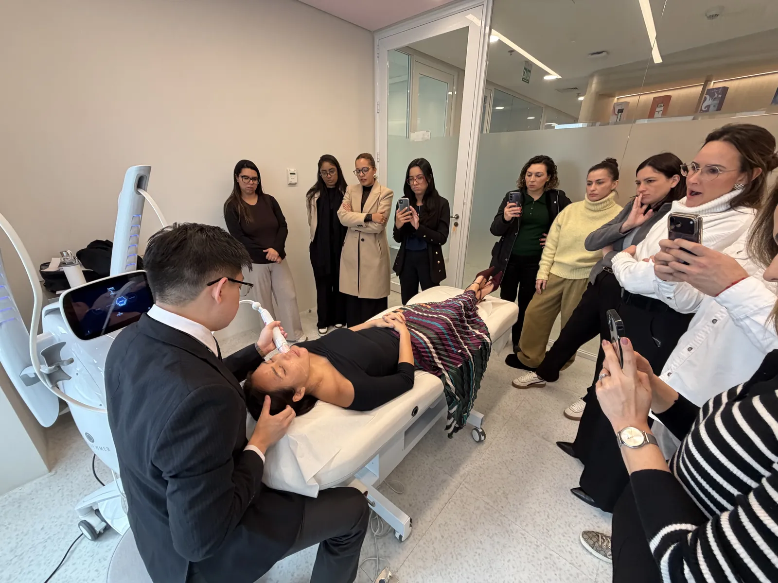Dr Sin Yong performing a live Volnewmer demonstration for physicians at CLASSYS Academy, Sao Paulo