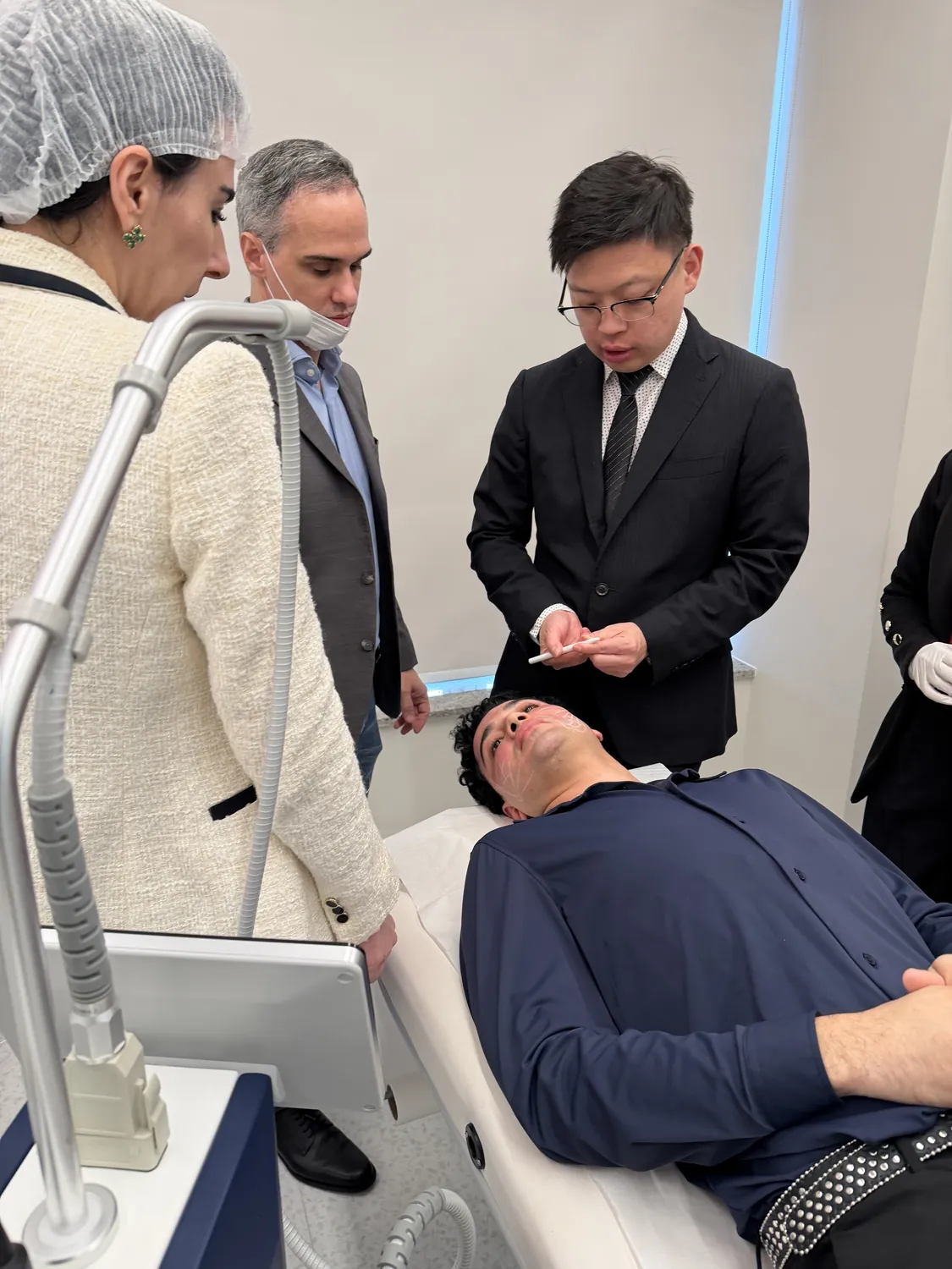 Dr Sin Yong planning treatment depth with Brazilian specialists at the couch