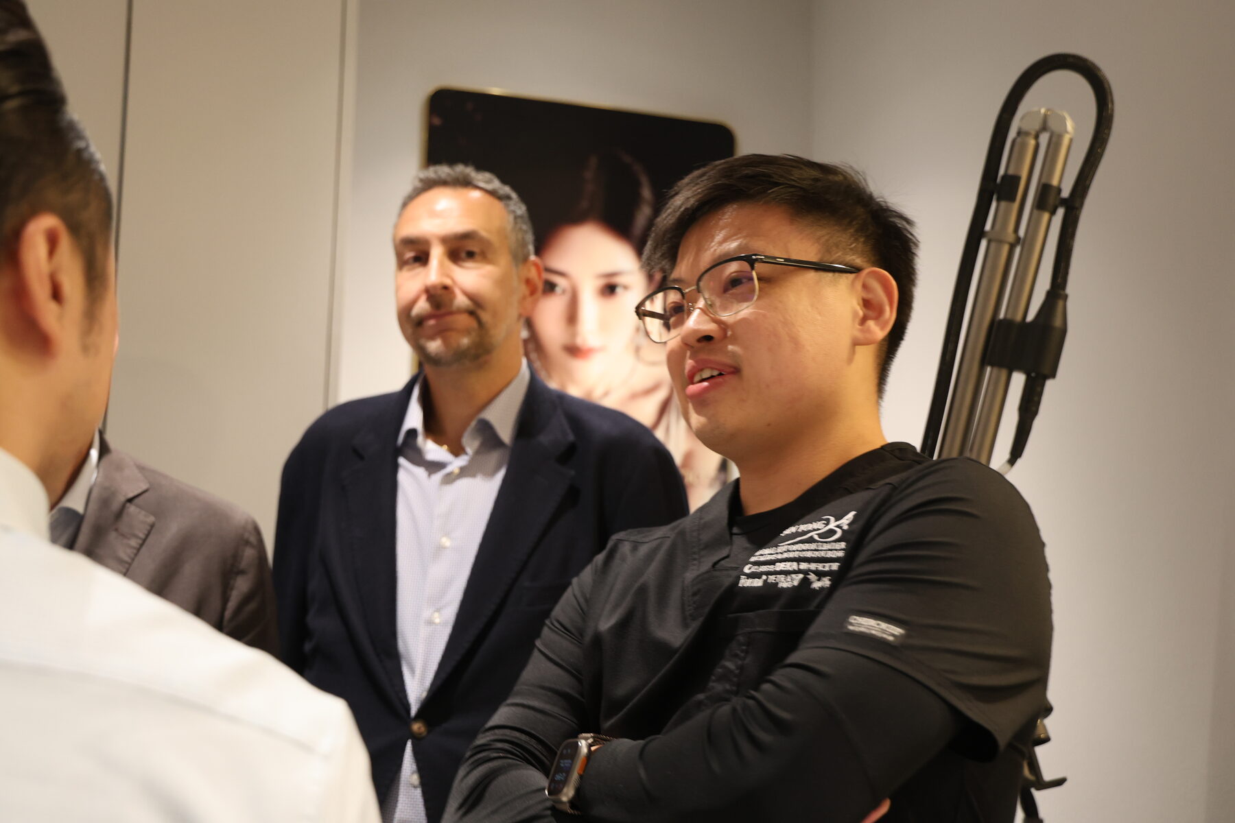 Dr Sin Yong discussing platform settings with members of the visiting DEKA delegation