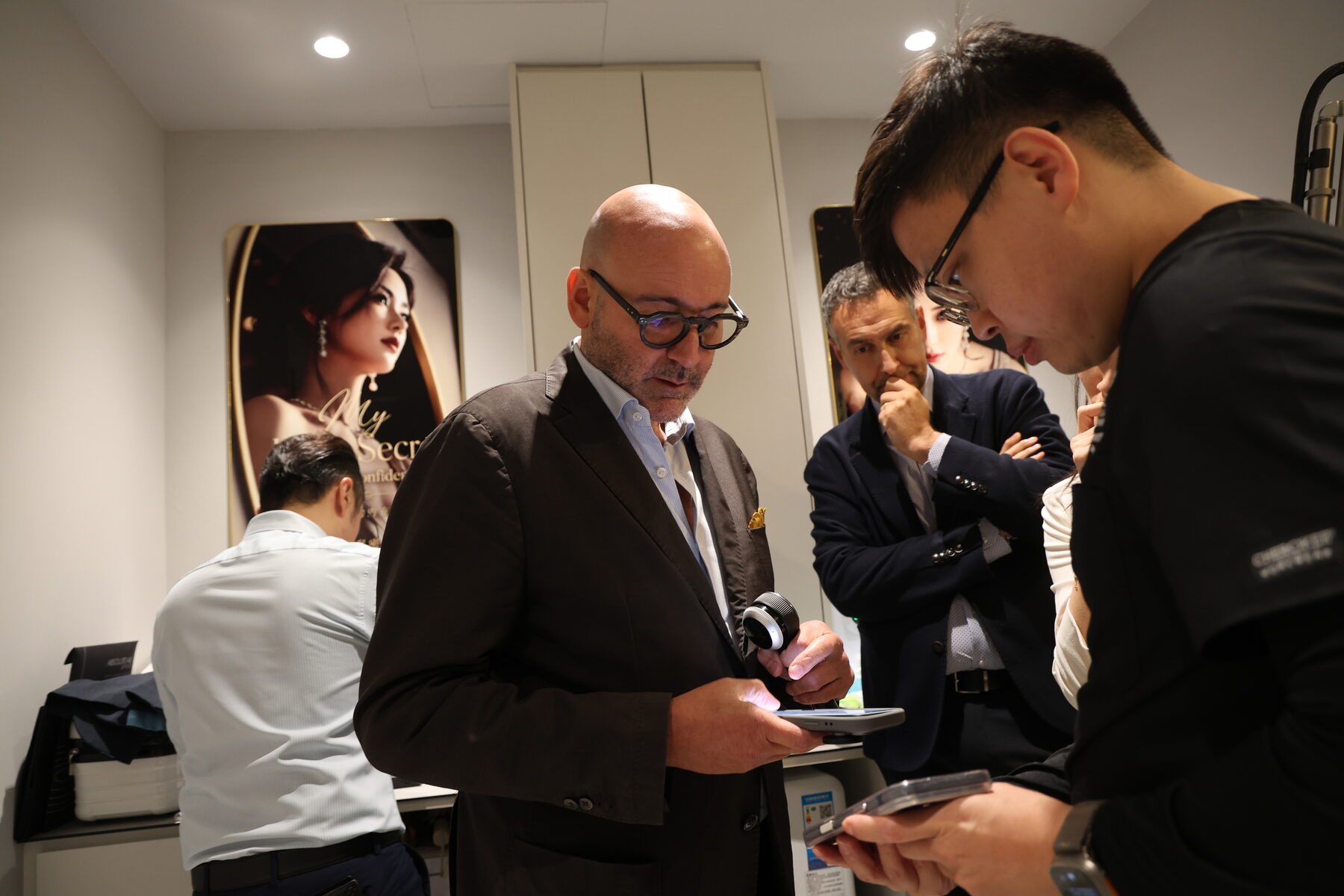 Dr Sin Yong and the DEKA delegation examining a laser handpiece