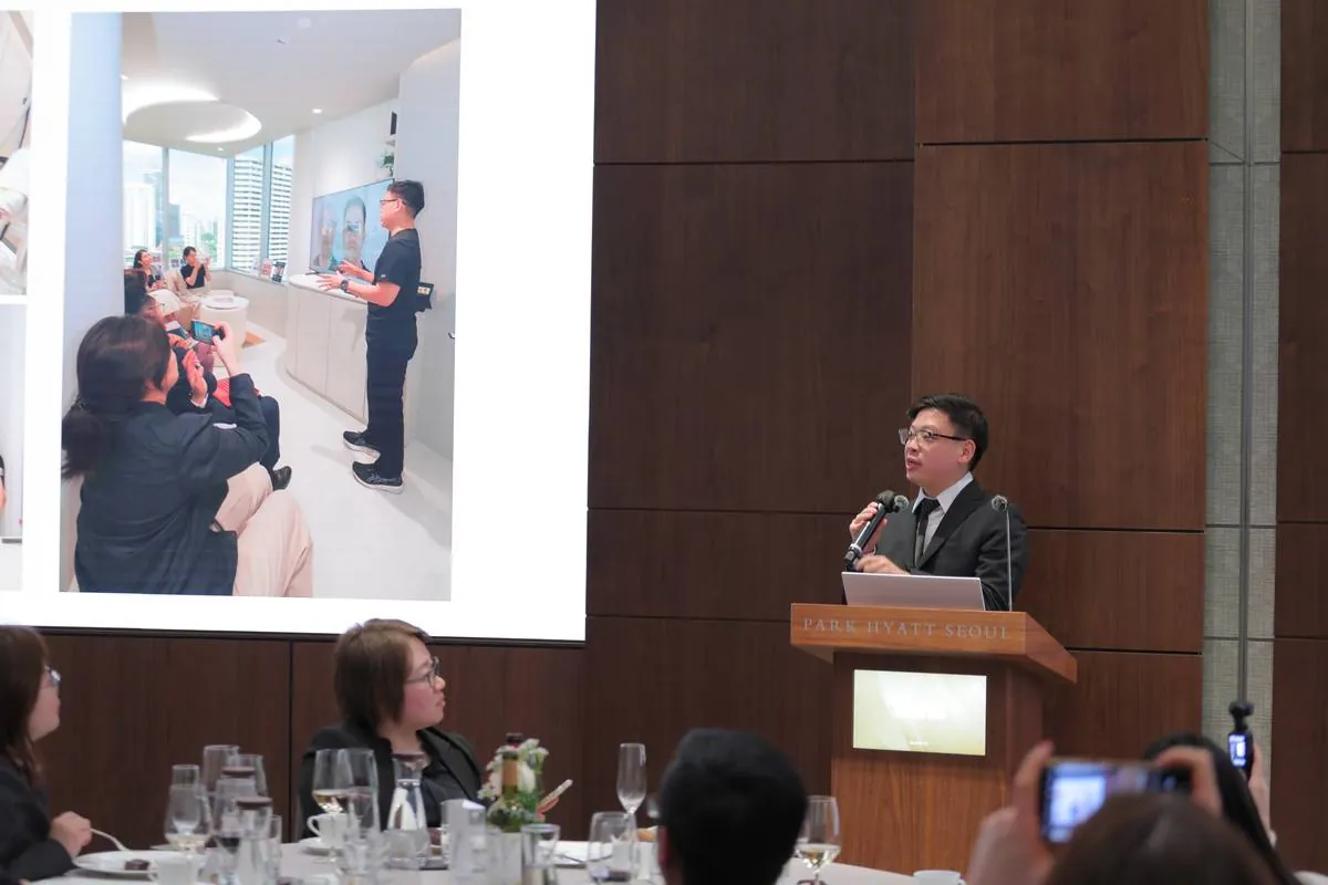 Dr Sin Yong presenting clinic training photos at HIRONIC VVIP Partners Meeting 2026 Seoul